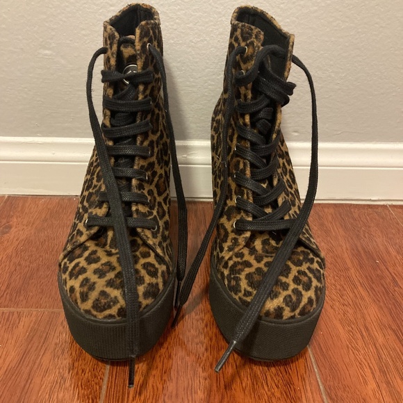 Lace up platform boots in cheetah print - (US size 7) - Picture 2 of 5